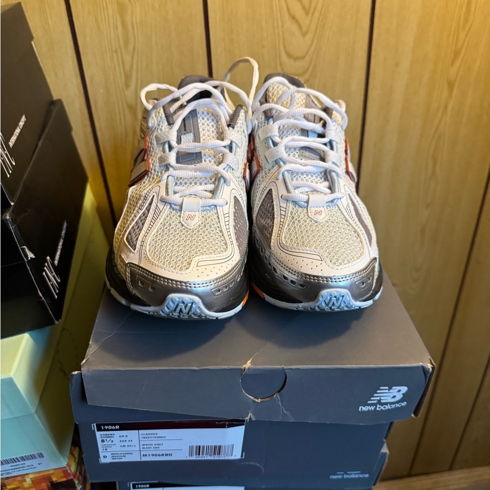 New Balance Silver Sneakers Mesh Athletic Design